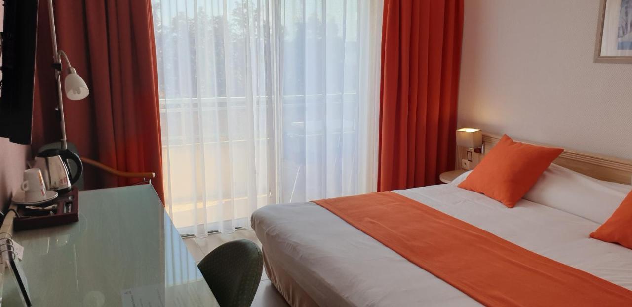 Logis Hotel & Restaurant Le Fleurance エクステリア 写真