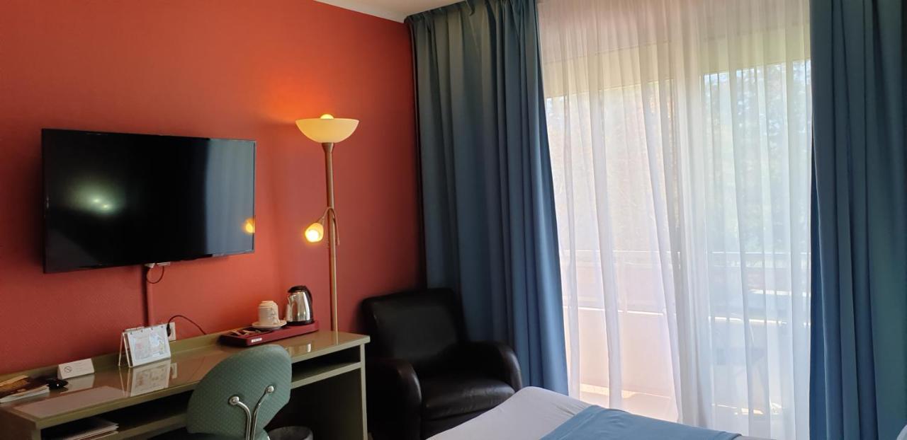 Logis Hotel & Restaurant Le Fleurance エクステリア 写真