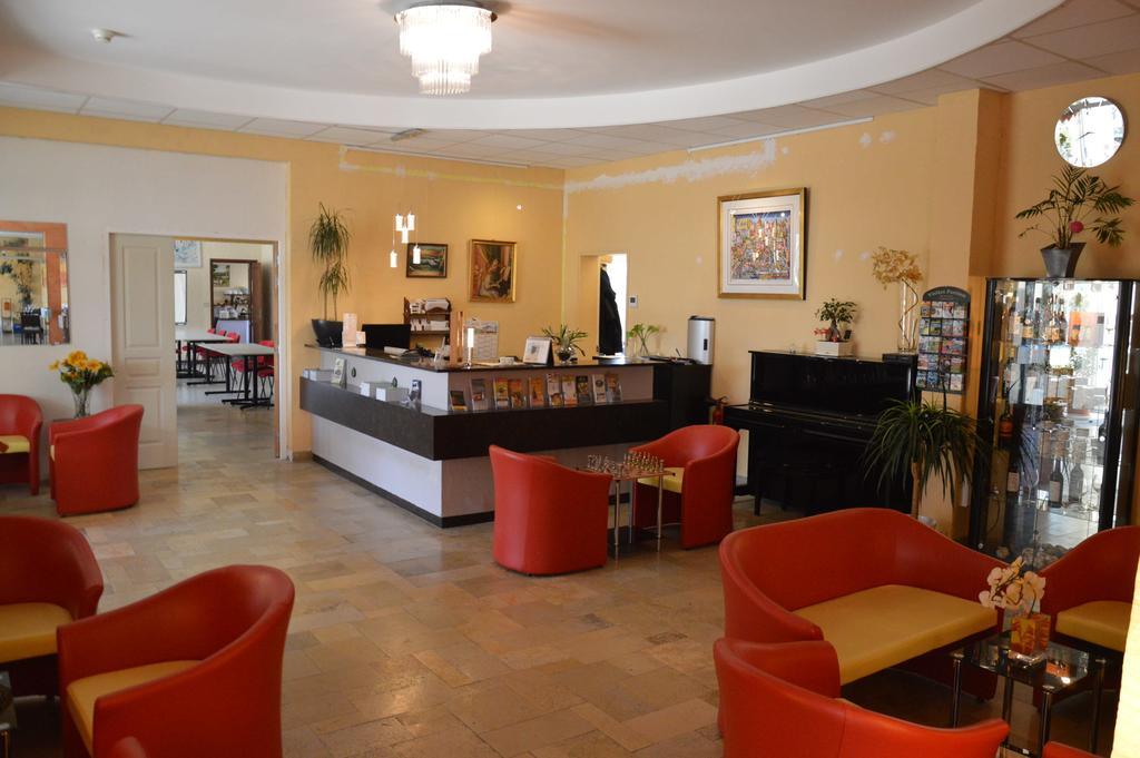 Logis Hotel & Restaurant Le Fleurance エクステリア 写真
