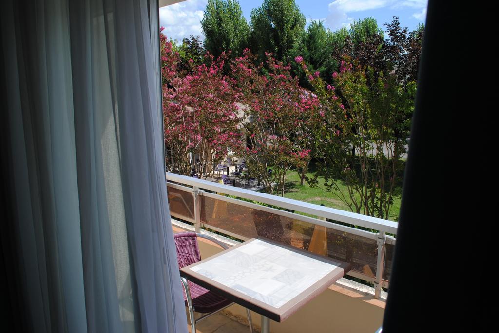 Logis Hotel & Restaurant Le Fleurance エクステリア 写真